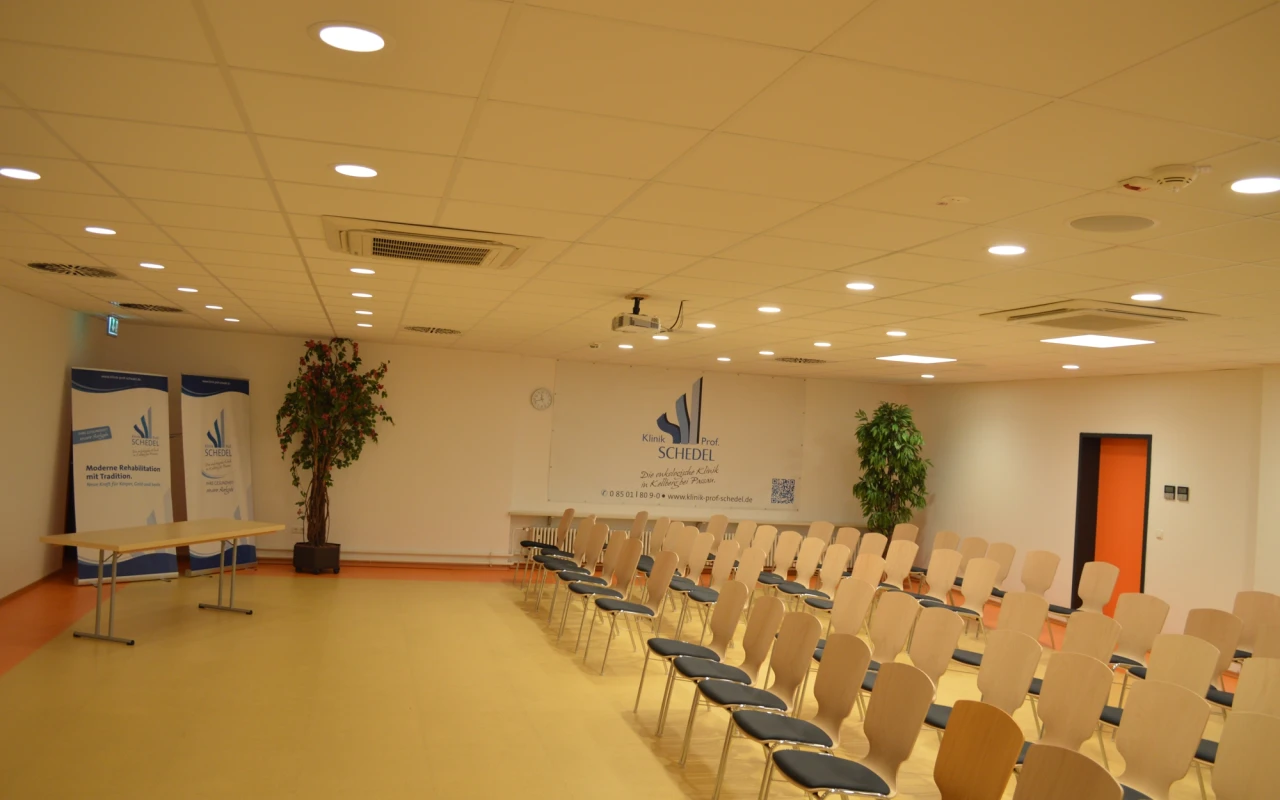 Bild Vortragsraum der Klinik mit Bestuhlung