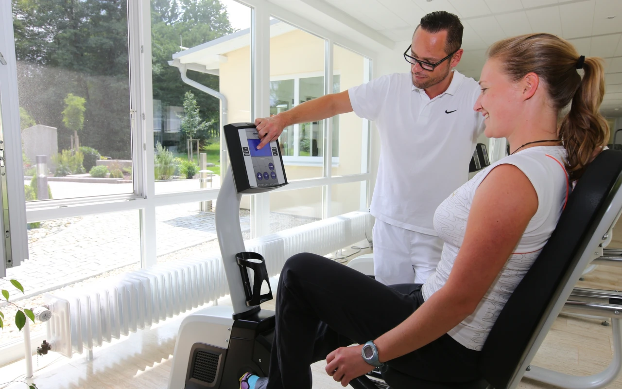 Bild Ergotmethertraining mit Hilfestellung des Physiotherapeuten