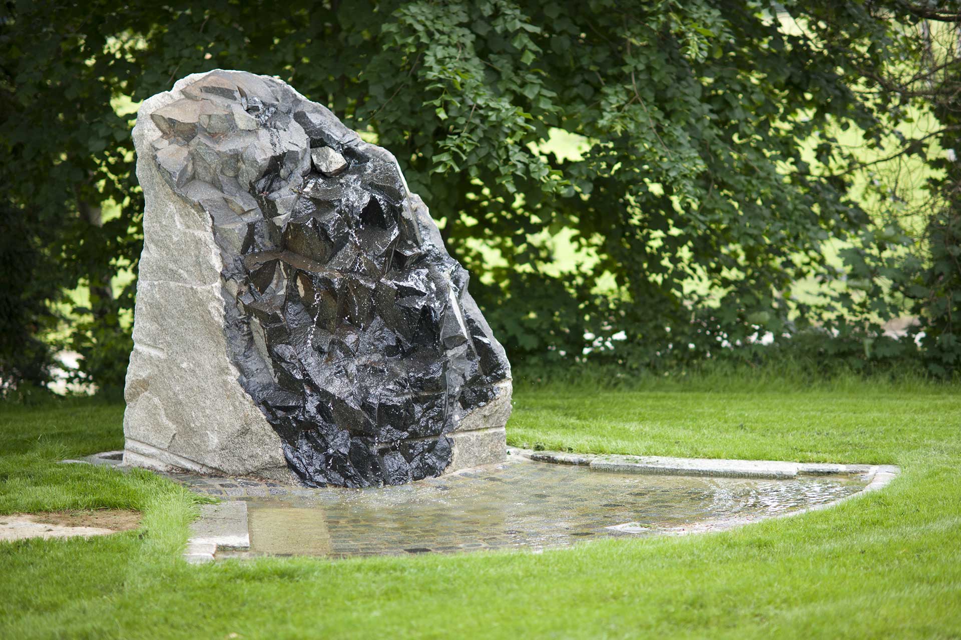 Stein im Klinikpark - Elemente des Lebens - Mit der Erde verbunden sein