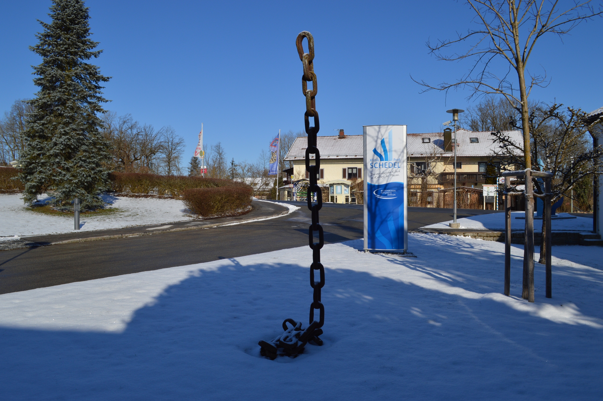 Klinikeinfahrt - Skulptur Kette - Miteinander stark sein