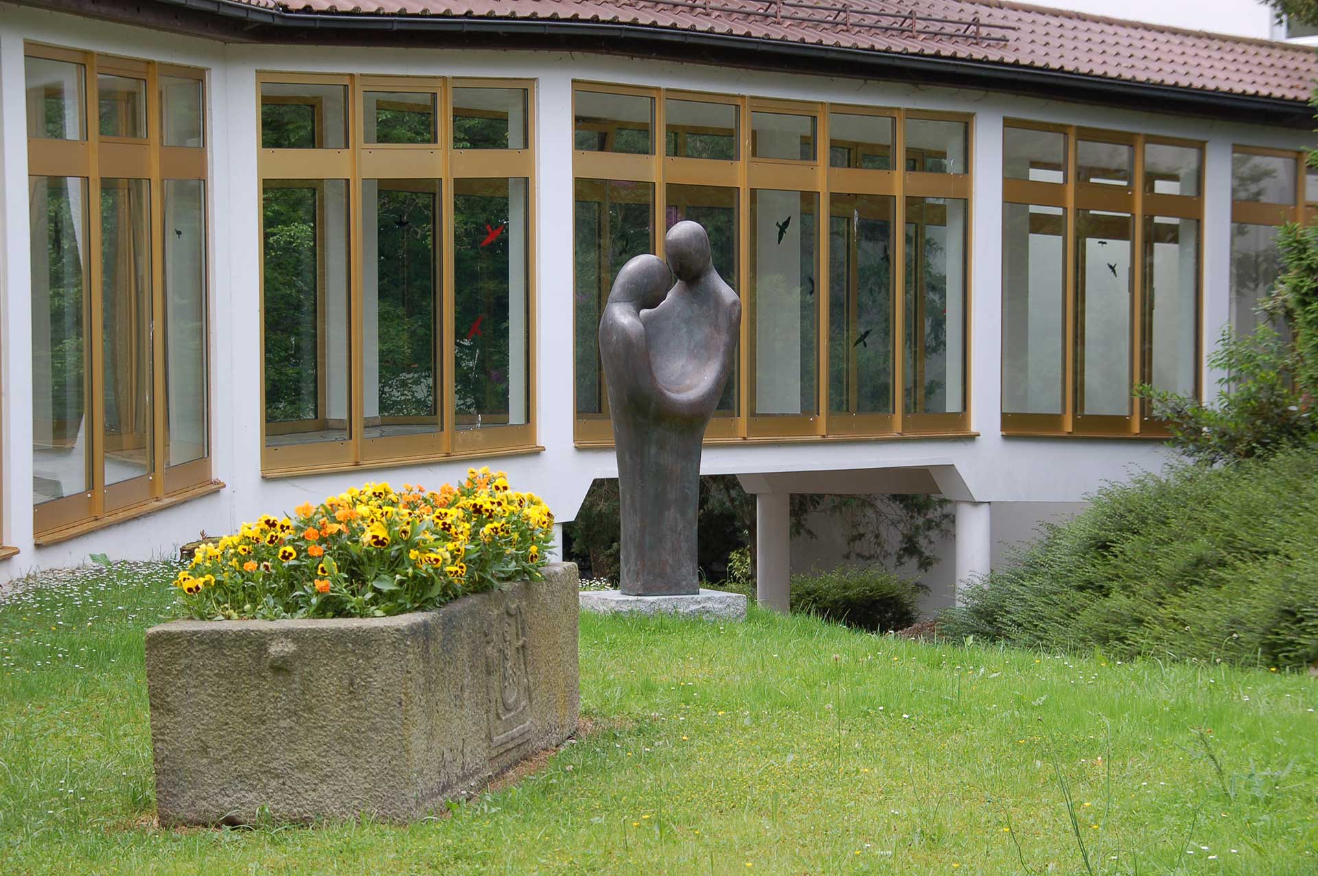 Durchgang zum Park - Skulptur Beziehung - Gemeinsamkeit erleben